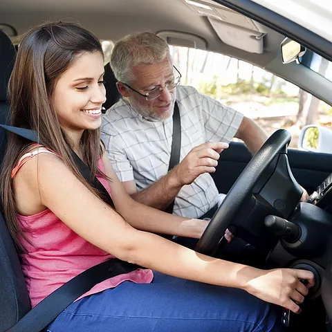 Chica aprendiendo a conducir