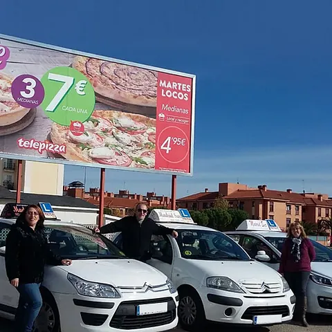 Autoescuela Madrid Sur personas con vehículos